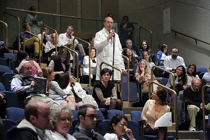 Dr. Gallin asks a question from the audience.