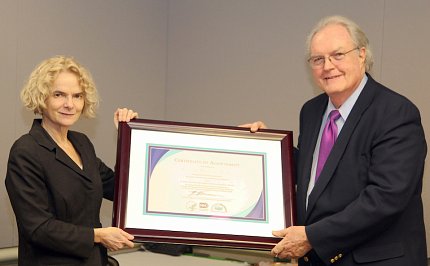 Dr. Volkow presents certificate to Dr. Johnston.