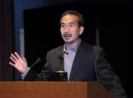 Dr. Roger Chou speaks at the podium