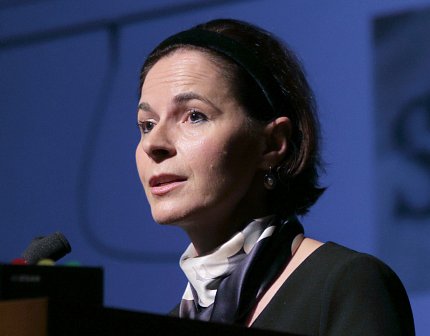 Dr. Yasmine Belkaid at podium