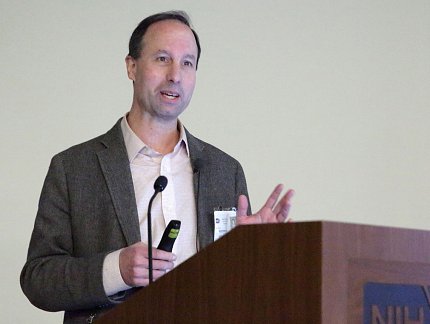 Dr. Shadlen speaks at podium.