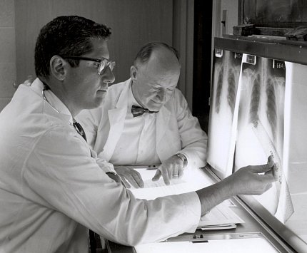 Scientists examine x-rays 