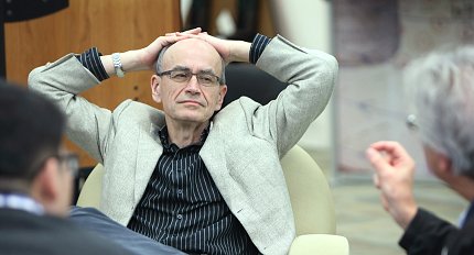 Dr. Südhof listens to lecture attendee at reception