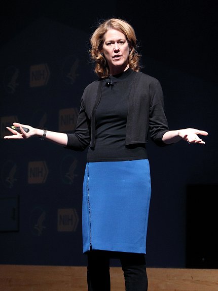 Heen speaking on stage.