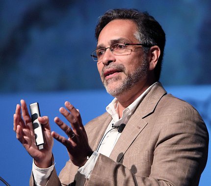Dr. Alejandro Sánchez Alvarado motions with hands at lecture