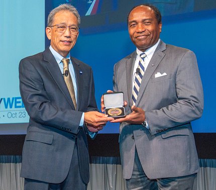 Dr. Griffin Rodgers accepts award from Dr. Okusa