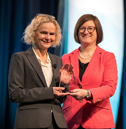 Volkow receives an award from Clark