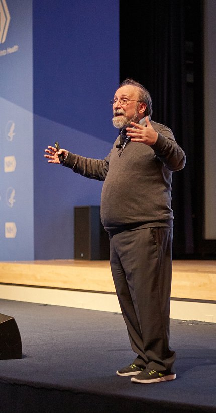 Dr. Nicolelis speaks from the stage.