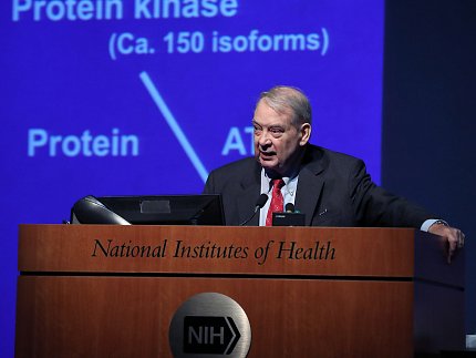 Dr. Murad speaks at podium.