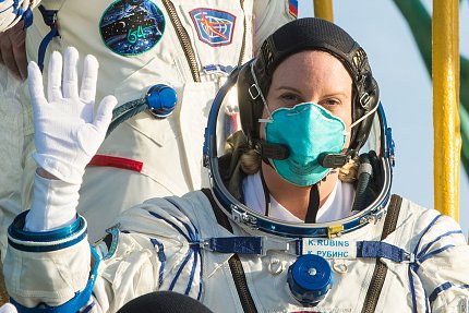 Rubins waves while wearing a face mask to prevent the spread of COVID-19