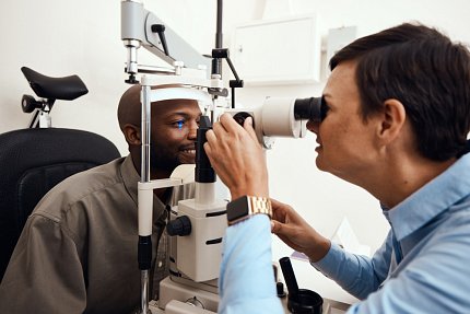 Doctor examines patient's eyes 