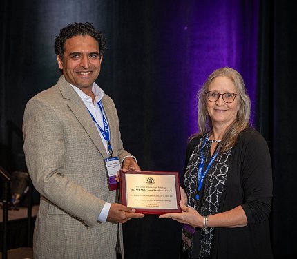 Pandiri accepts a wooden plaque from Helke.