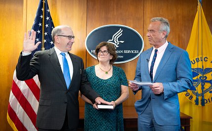 Letai, smiling, raising hand to take the oath