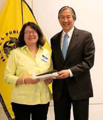 Hsieh receives award from Koh