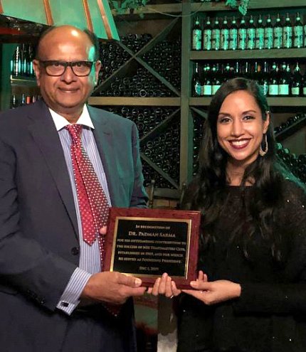 Dr. Kulkarni presents plaque to Nalina Sarma