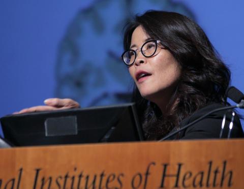 Dr. Wendy Suzuki speaks at podium