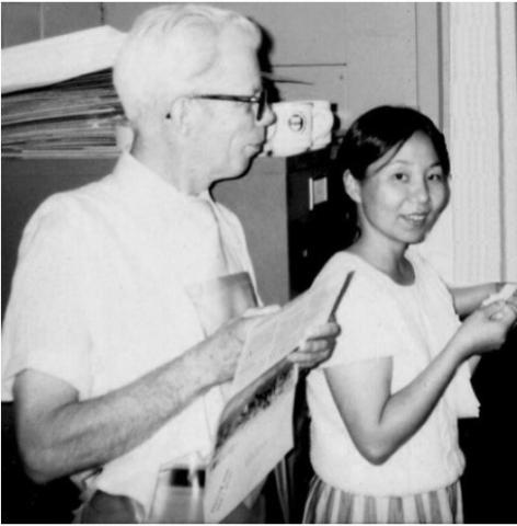 Folk looks towards Park