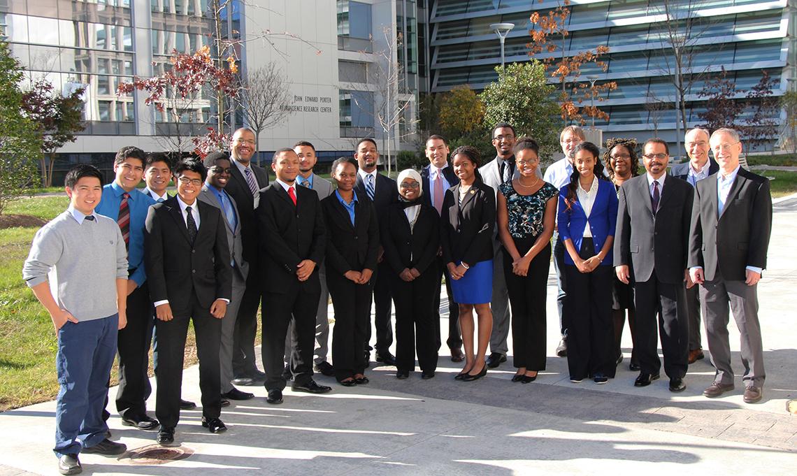 Large student group meets with NIH'ers.