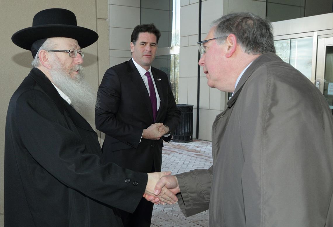 Dr. Tabak shakes hands with Israeli health minister