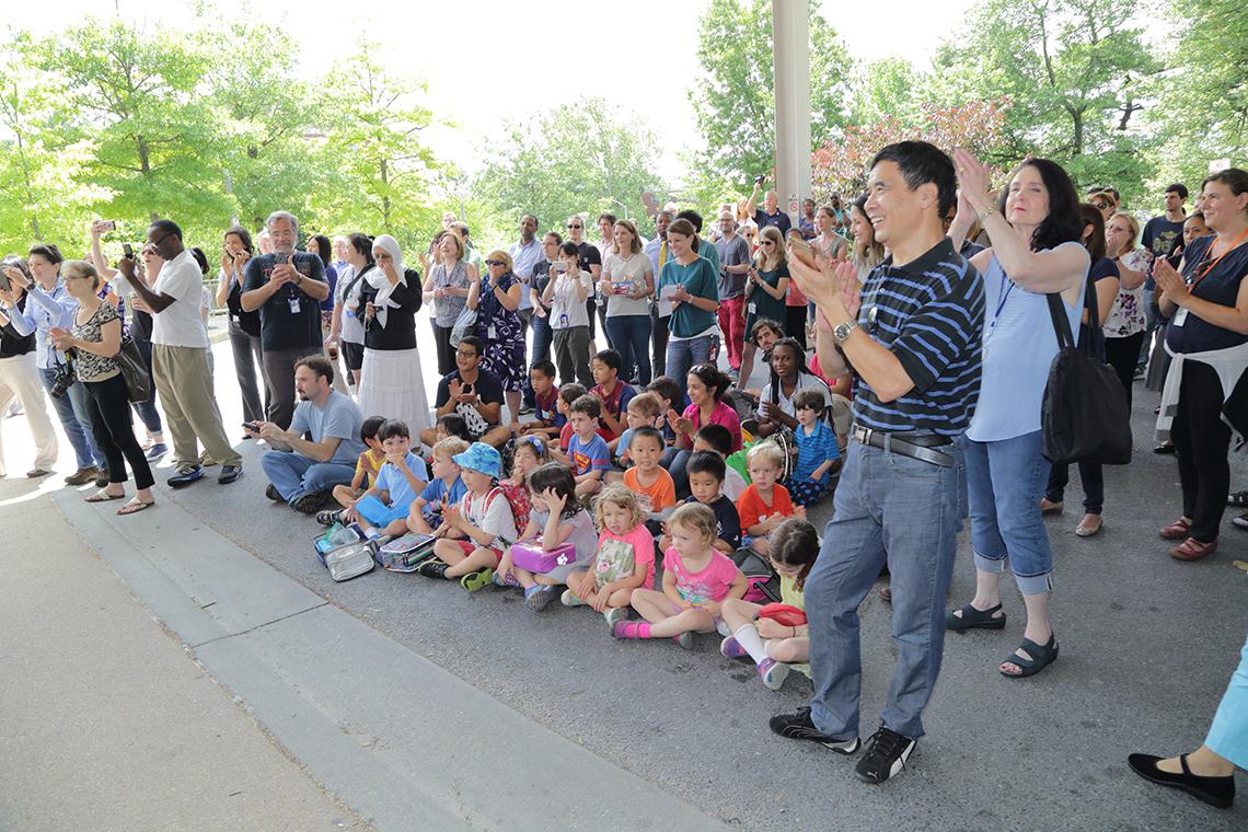 The audience included kids and adults.