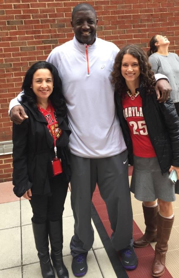 Walt Williams poses with NIH'ers on basketball court outside the Clinical Center.