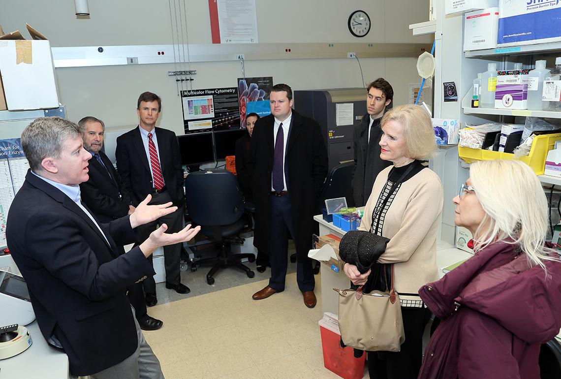 Delegates from HHS Office of White House Liaison visit NCI lab.