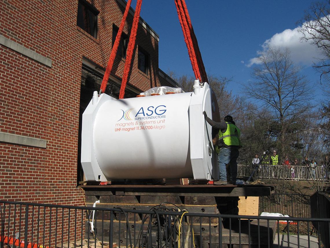 The magnet sits on a trolley