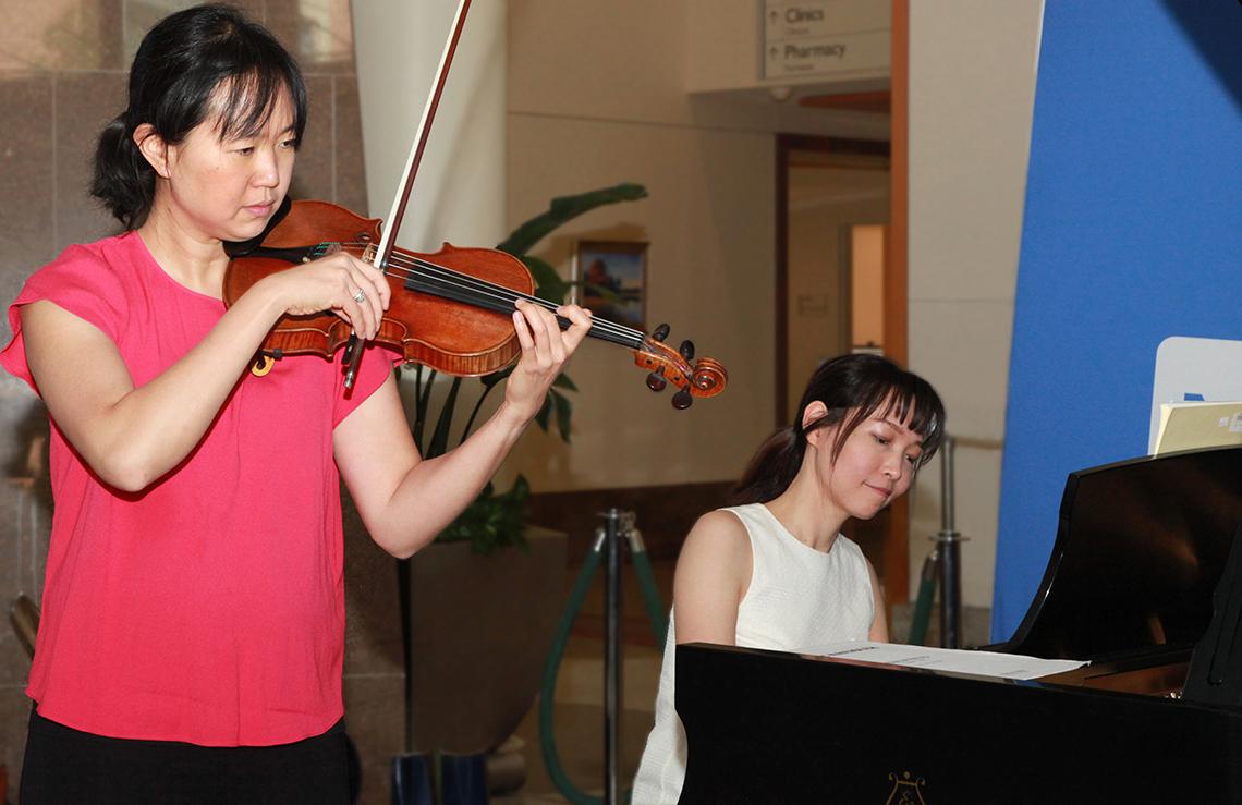 Jae-Yeon Kim and Ellen Hwangbo perform music