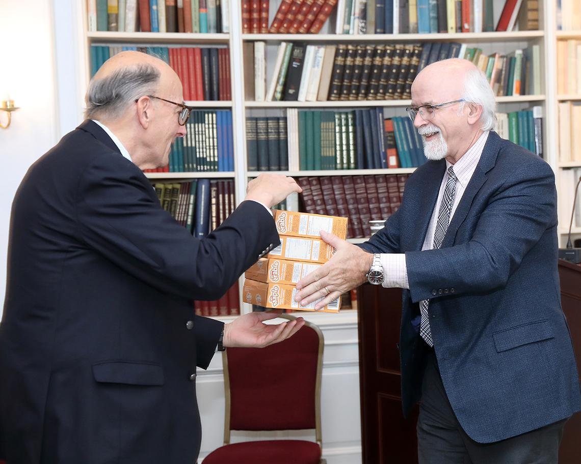 Doctor presents gifts to NIH