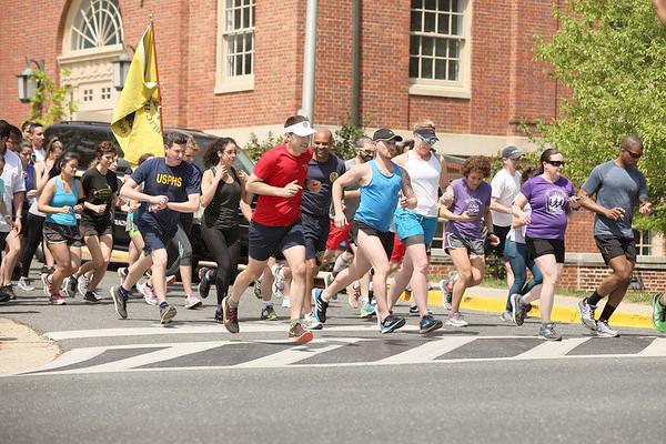 Adams amid other runners start the 5K