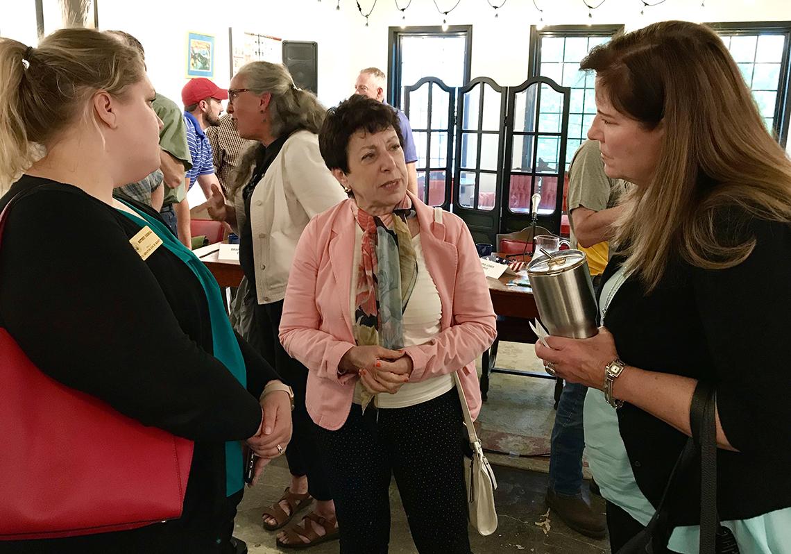Dr. Linda Birnbaum speaks with senate staffers in Senator Grassley's office.