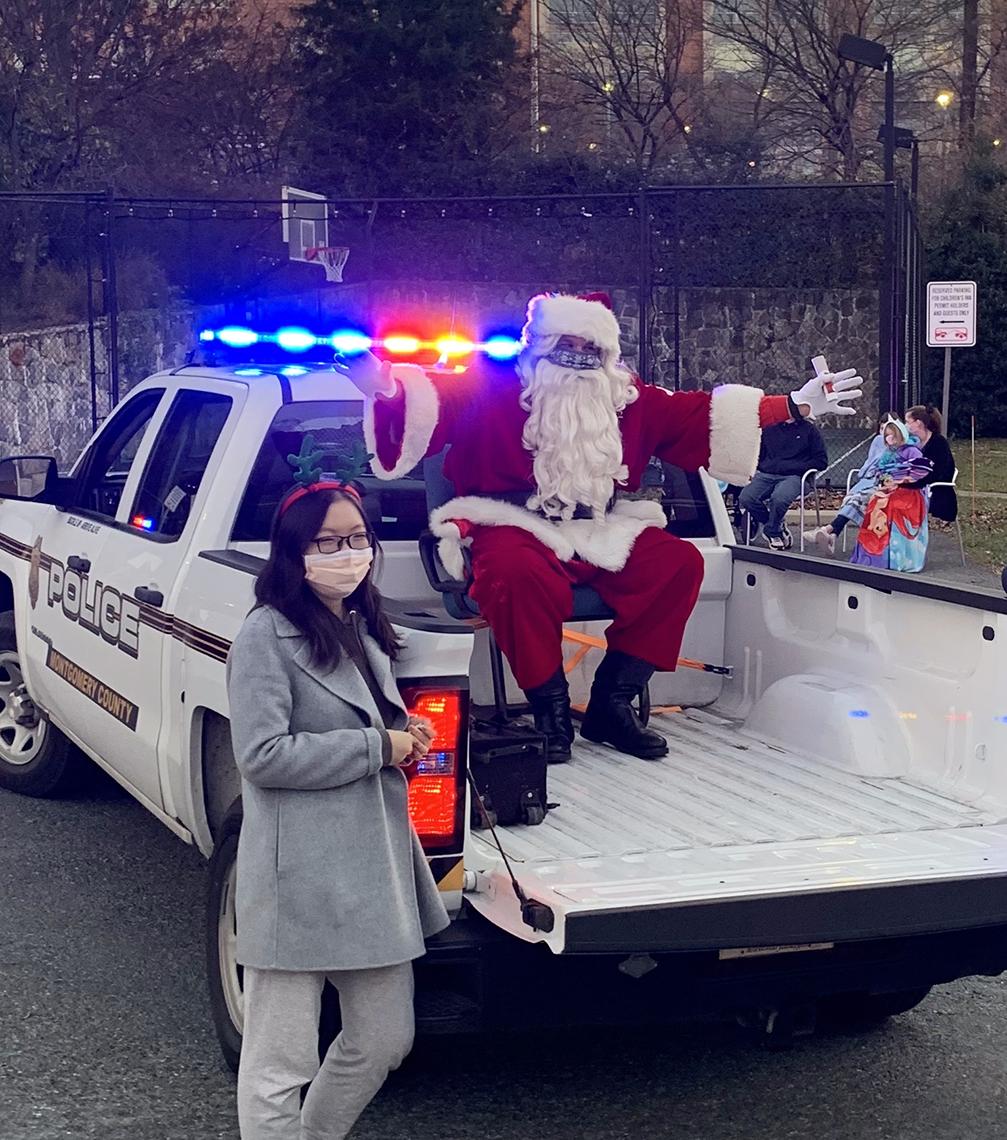 Santa arrives at inn.