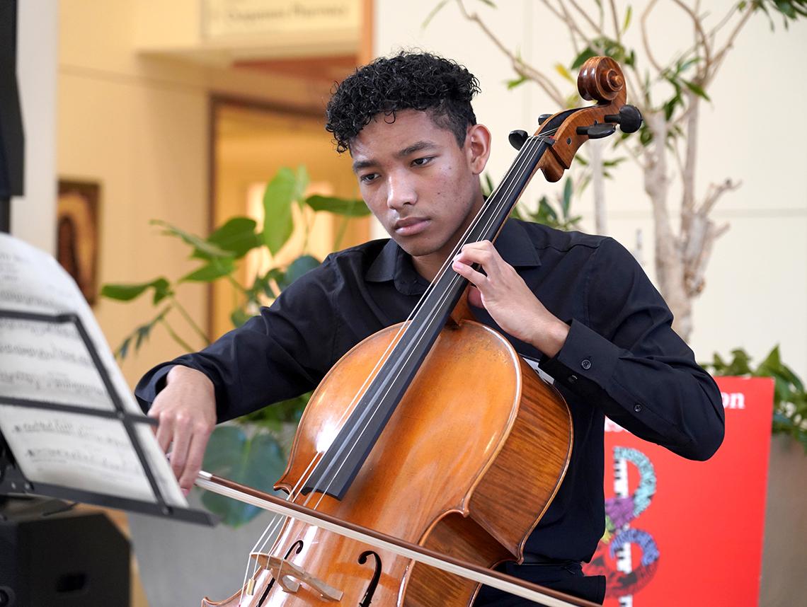 Cellist Kenji Stokes up close