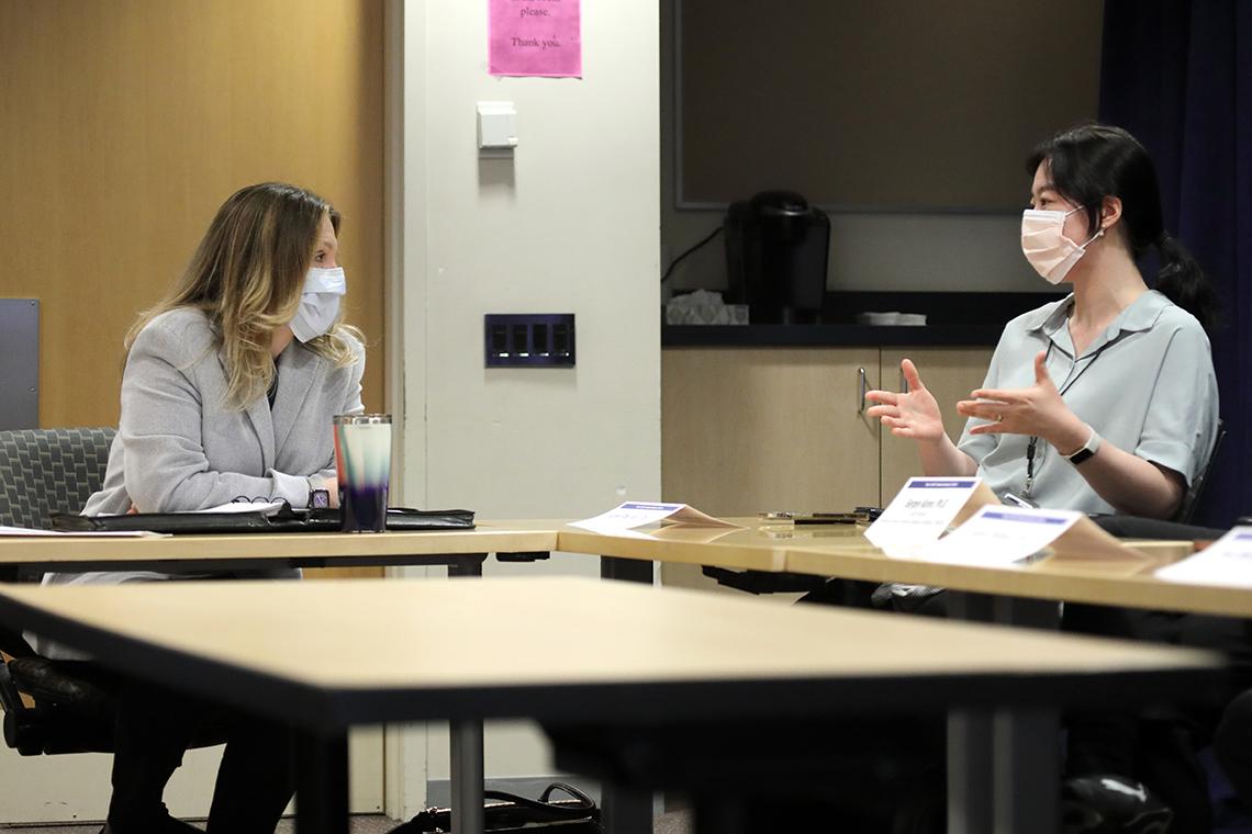 Palm and Rhie speak to each other