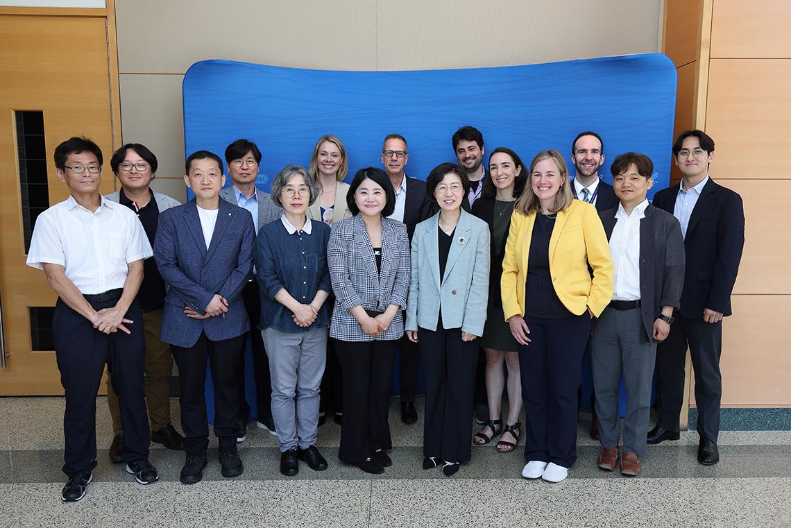 Large group photo with the Korean delegation at the forefront.