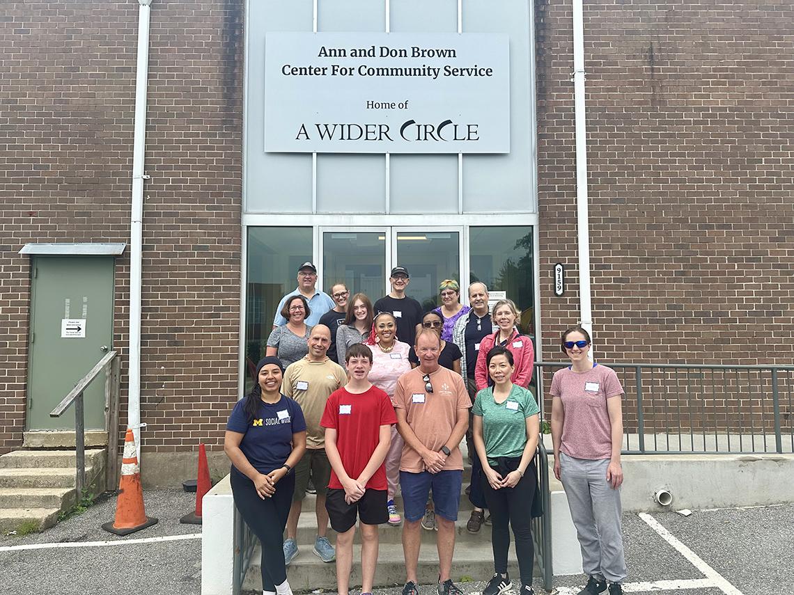 NIGMS staff, including Director Dr. Jon Lorsch and Deputy Director Dr. Dorit Zuk, and their family members volunteer at A Wider Circle. 