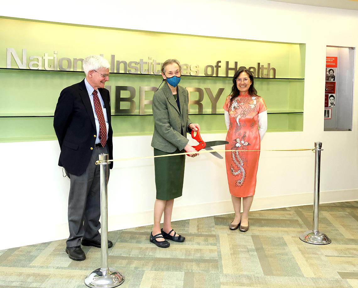 Schor cuts the ribbon while Gottesman and Wong look on