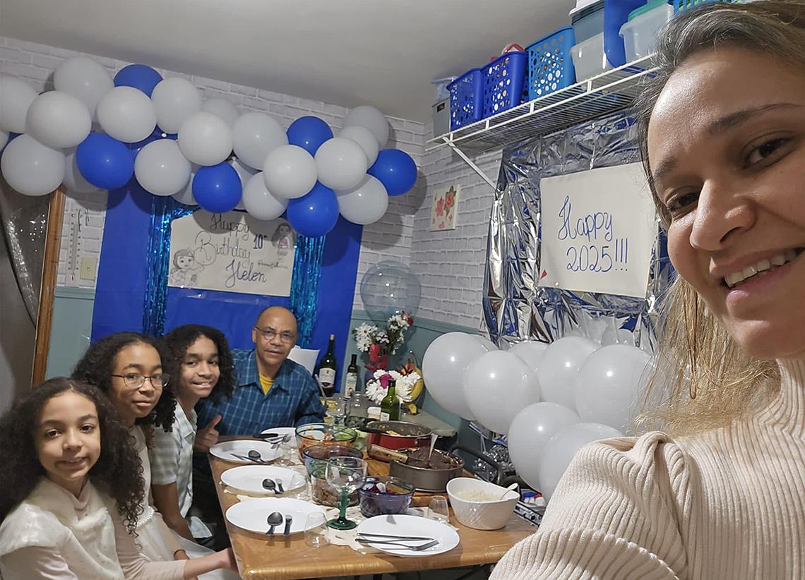 Sant family at a dinner table
