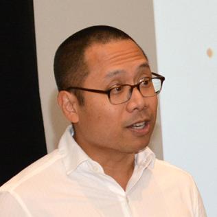 Cell editor Dr. John Pham speaks at meeting.