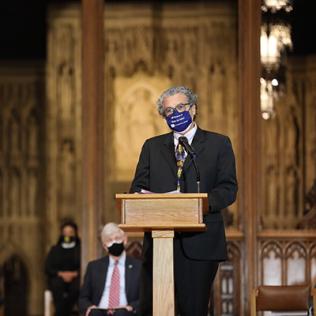 Pérez-Stable at lectern
