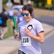 Ana Fernandez-Marino runs towards the baton exchange zone