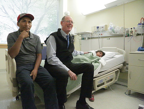 Dr. Paul Farmer meets with NIAID patient Melva Fernandez Quispe and her father Carlos.