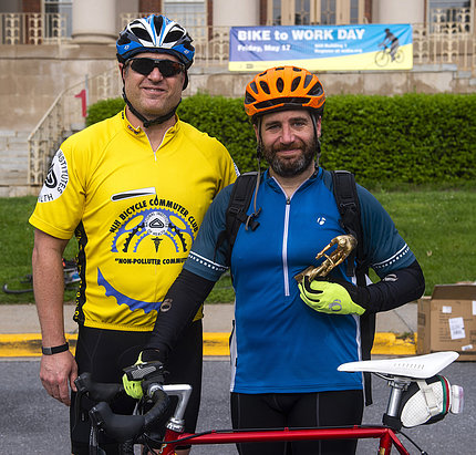 Dr. Fingerman holds bike advocacy award presented by NCI colleague