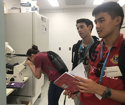 Students tour NIH lab.