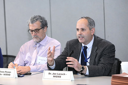 Drs. Lorsch and Pérez-Stable participate in discussion.