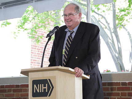 Weicker at NIH podium in 2015