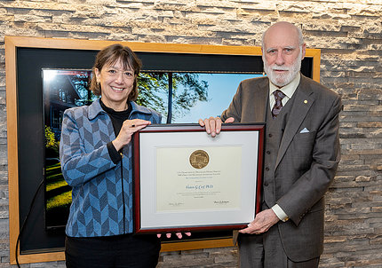 Bertagnolli gives a framed Rall lecture certificate to Cerf.