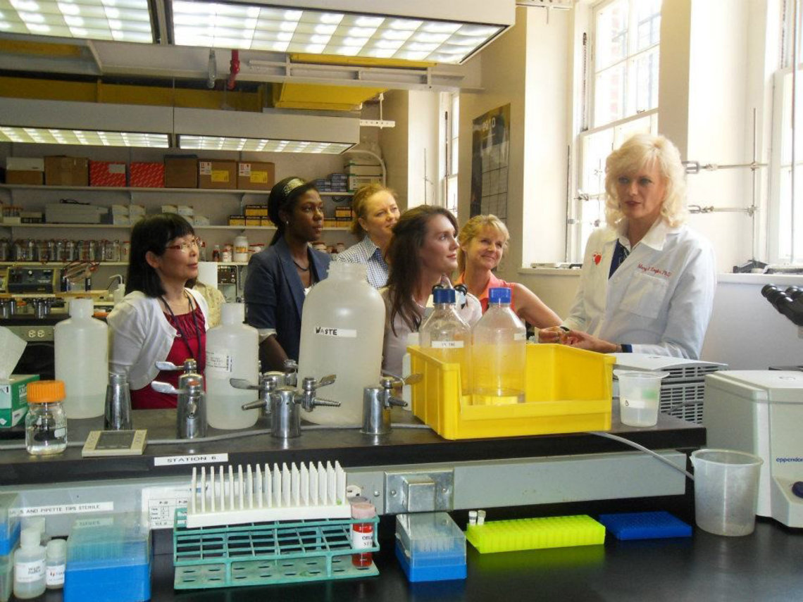  Dr. Engler speaks with a group of interns in a lab