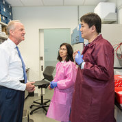 The senator chats with Dr. Michiyo Iba (c) and Dr. Changyoun Kim, both of NIA’s Laboratory of Neurogenetics.  PHOTO: CHIA-CHI CHARLIE CHANG