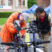 Peter Gracyalny (l) of Silver Cycles performs a little on-site maintenance at Bike to Work Day. PHOTO: MARLEEN VAN DEN NESTE